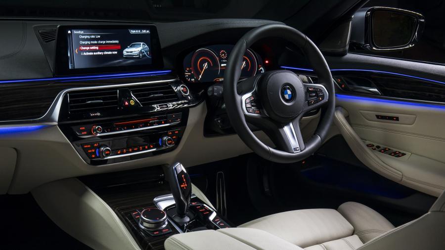 Интерьер BMW 530e M Sport 2017 года  (AU) (фото 15 из 26)